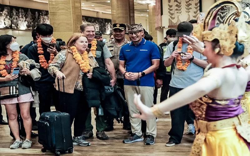 The Minister of Tourism welcomes the arrival of the first tourists to Bali in 2023